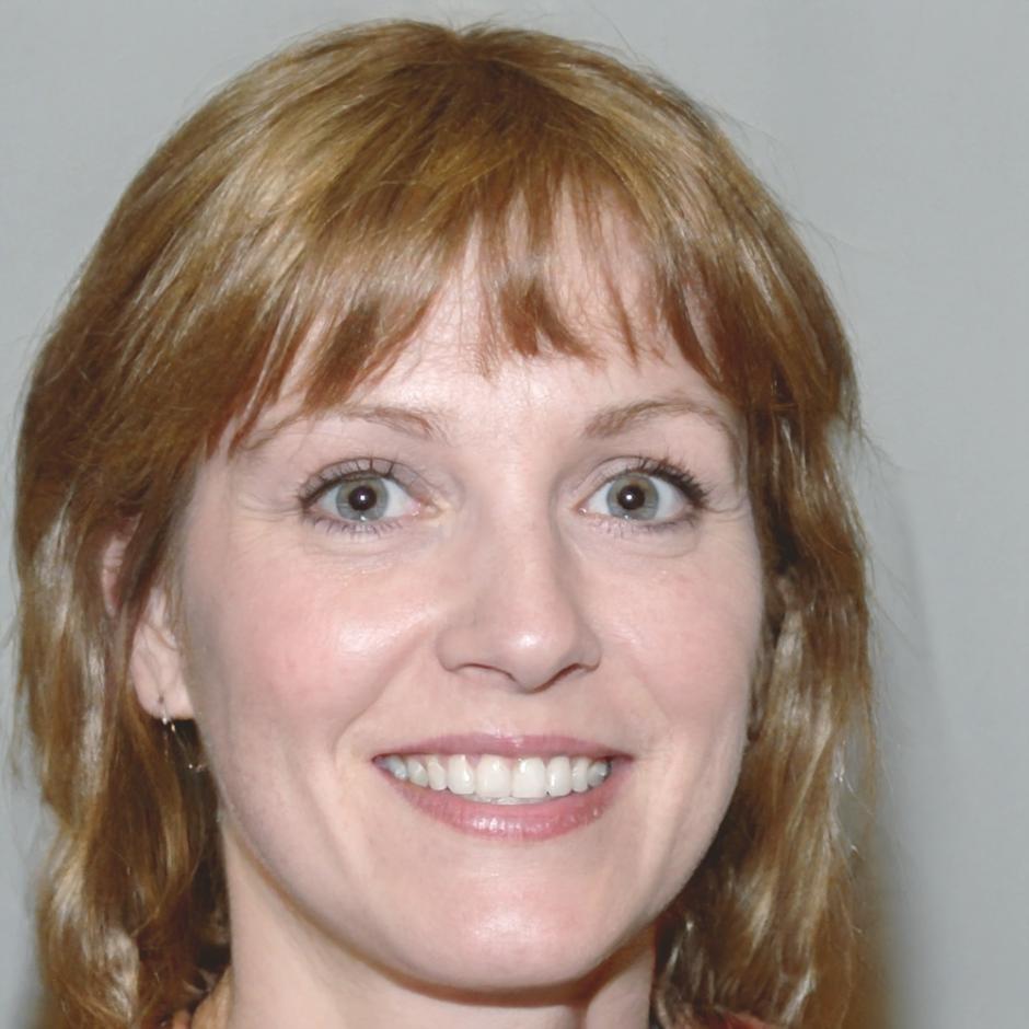 Esperanza Molina-Vega, Directora de Cumplimiento Financiero